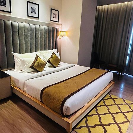 Hotel Sakura Gold Ґурґаон Екстер'єр фото