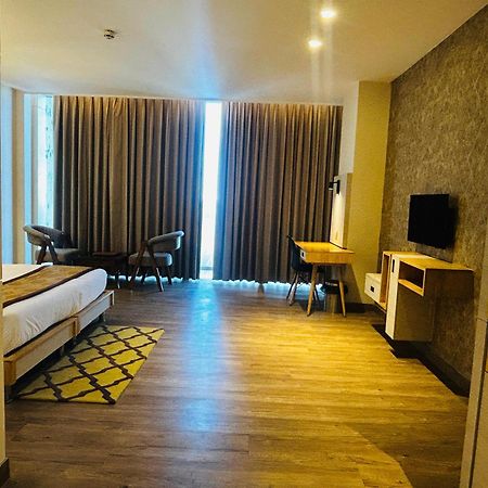 Hotel Sakura Gold Ґурґаон Екстер'єр фото