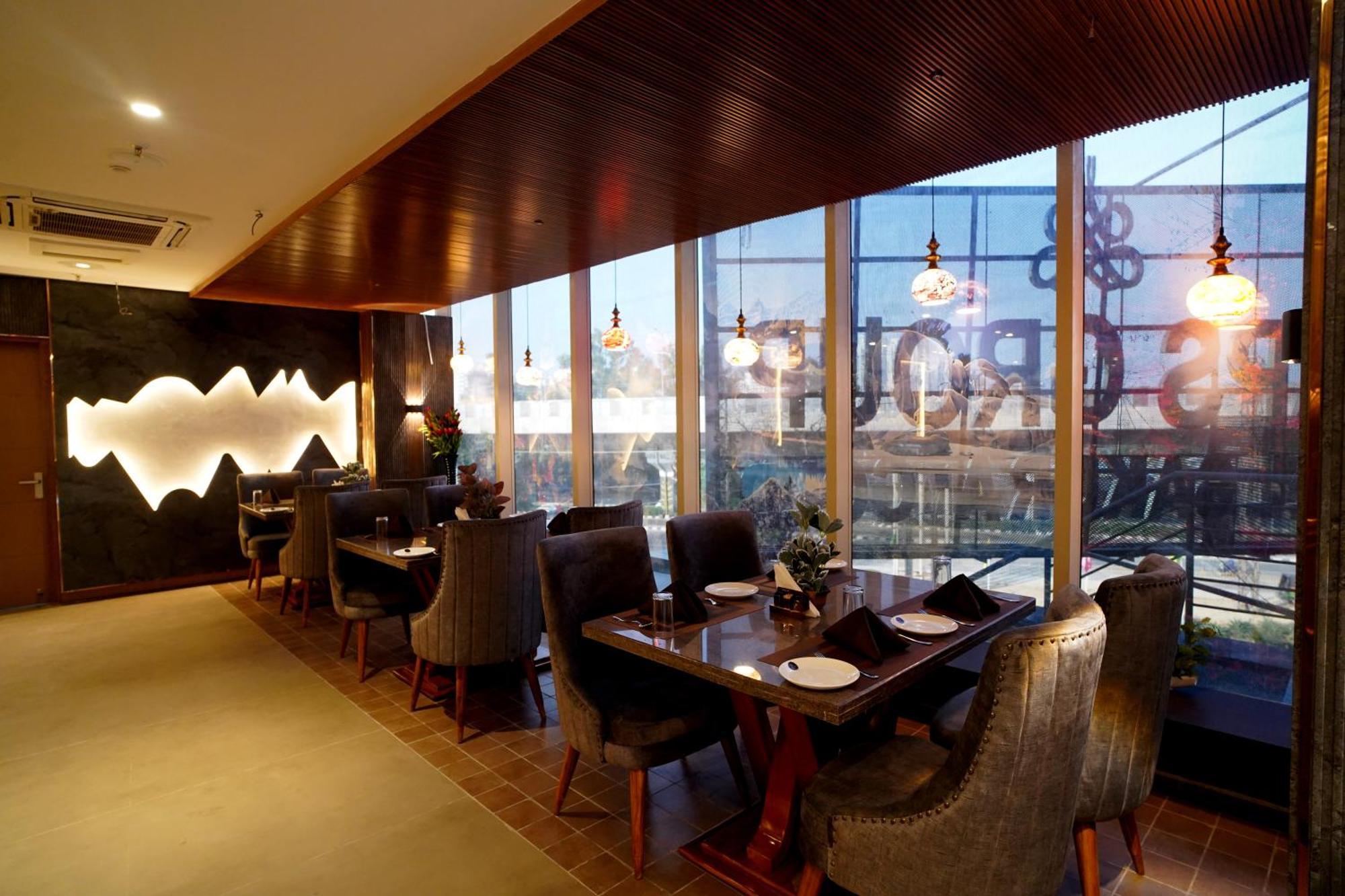 Hotel Sakura Gold Ґурґаон Екстер'єр фото