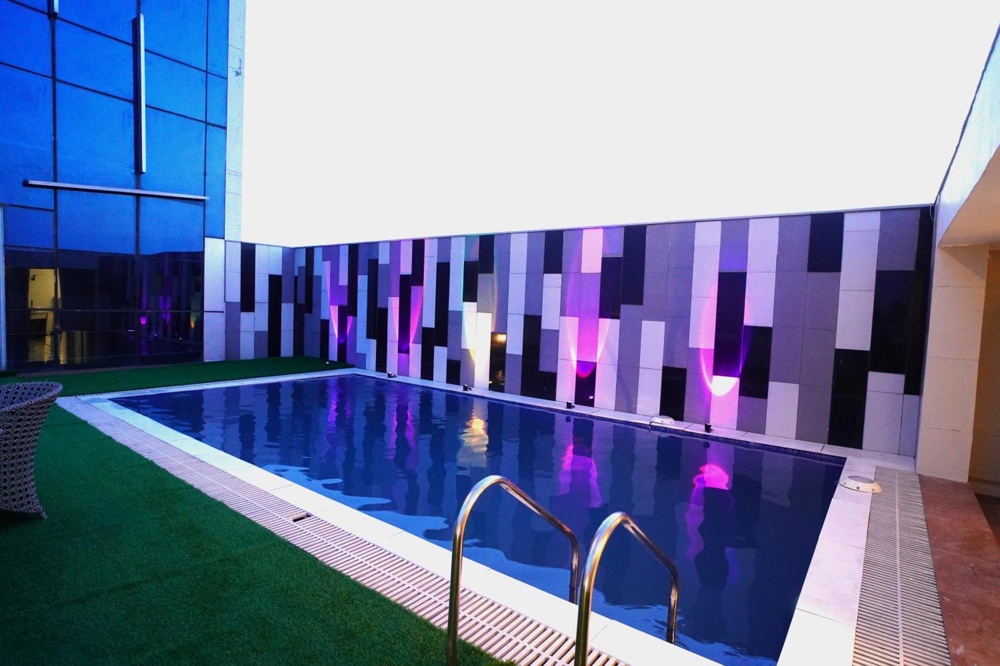 Hotel Sakura Gold Ґурґаон Екстер'єр фото