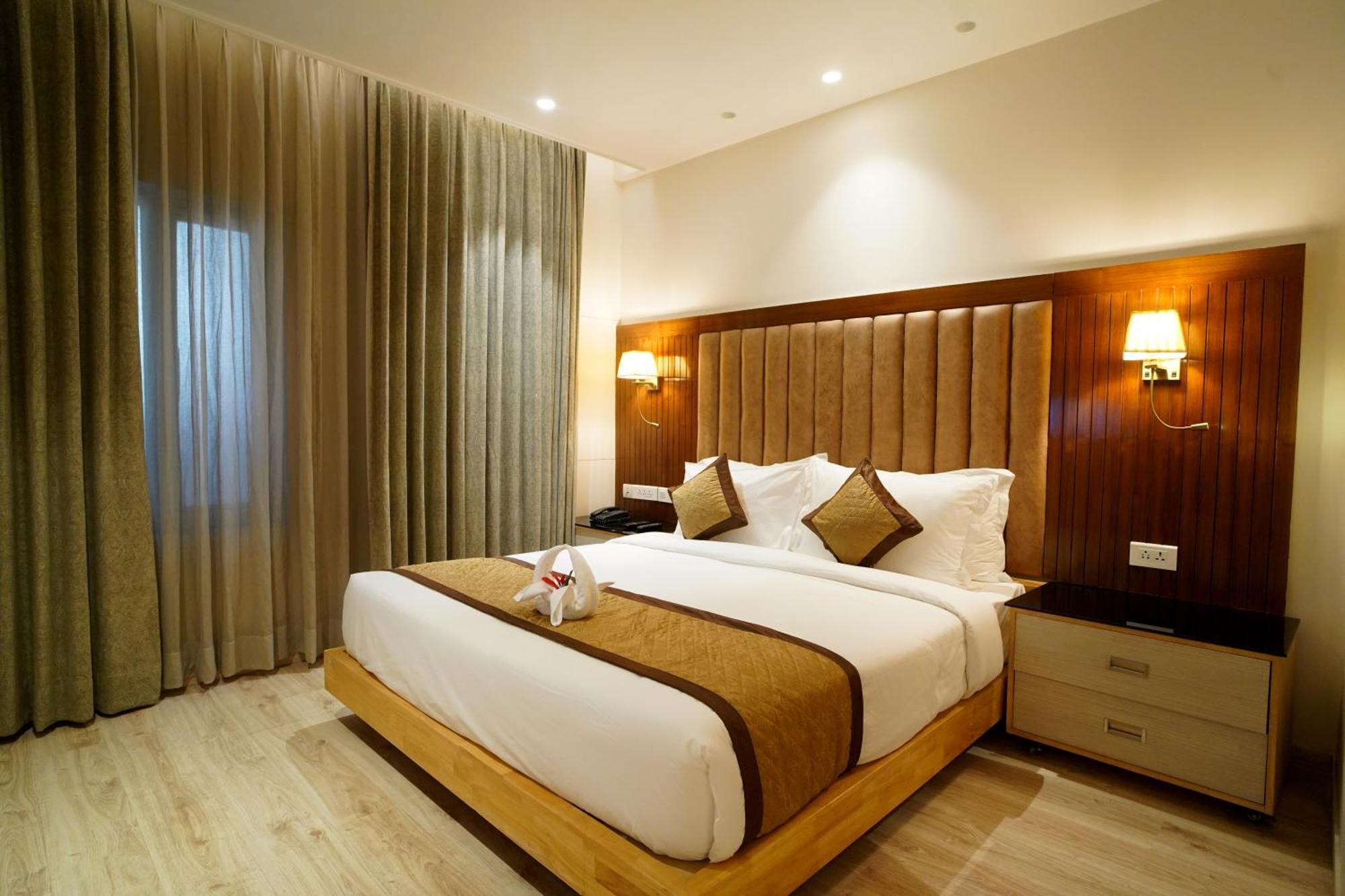 Hotel Sakura Gold Ґурґаон Екстер'єр фото