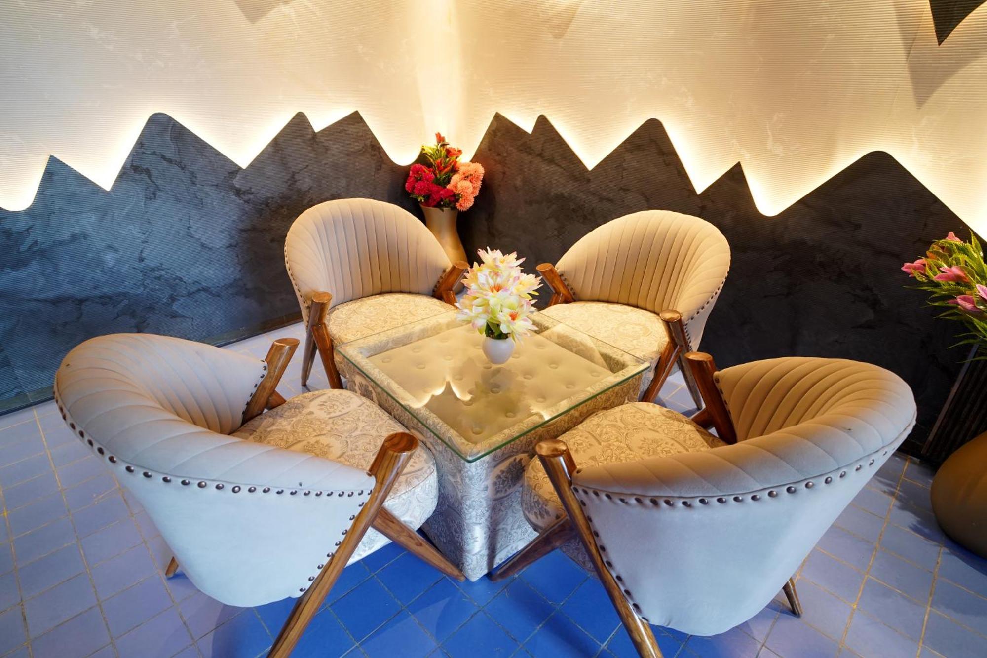 Hotel Sakura Gold Ґурґаон Екстер'єр фото