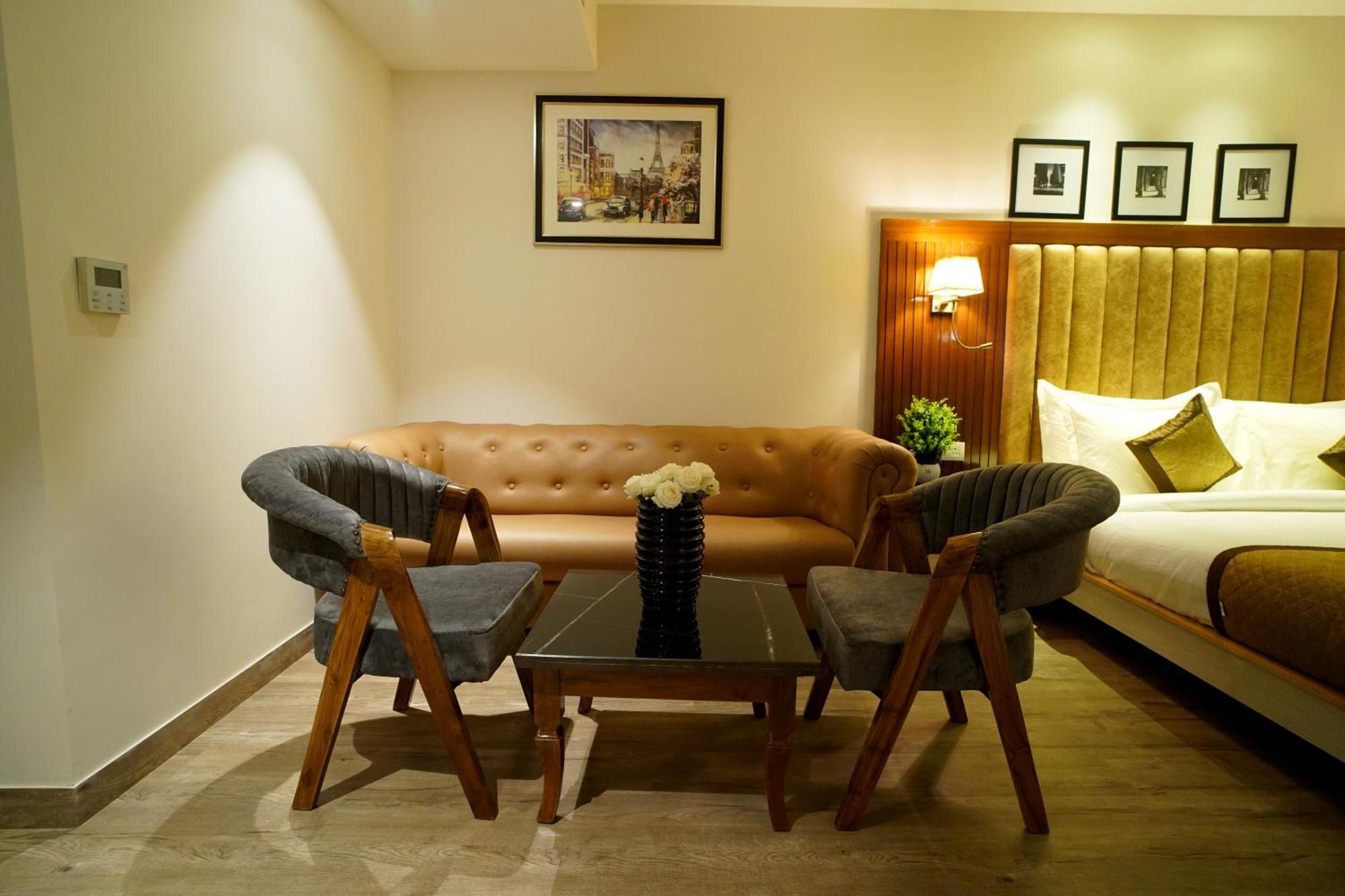 Hotel Sakura Gold Ґурґаон Екстер'єр фото