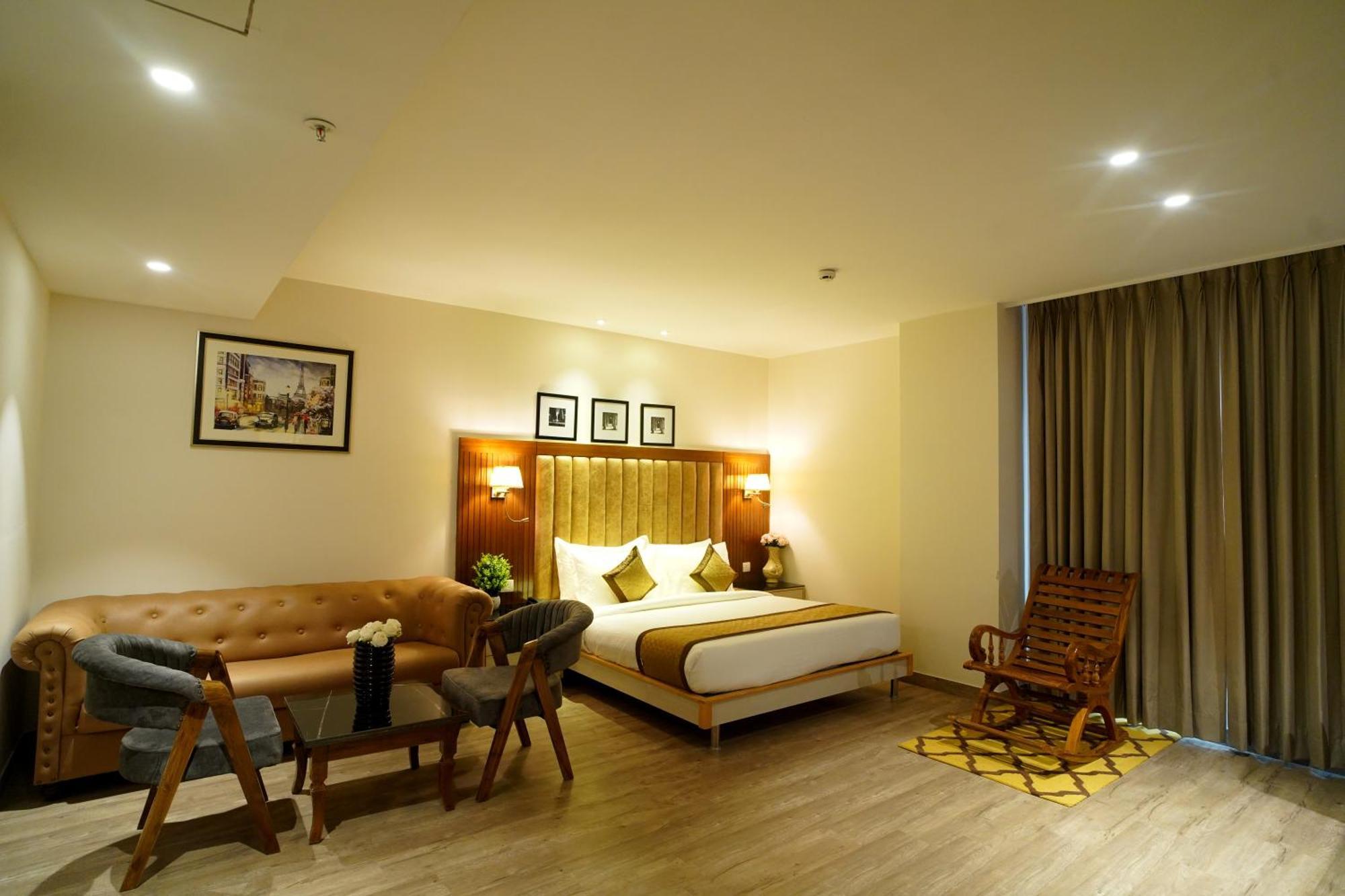 Hotel Sakura Gold Ґурґаон Екстер'єр фото