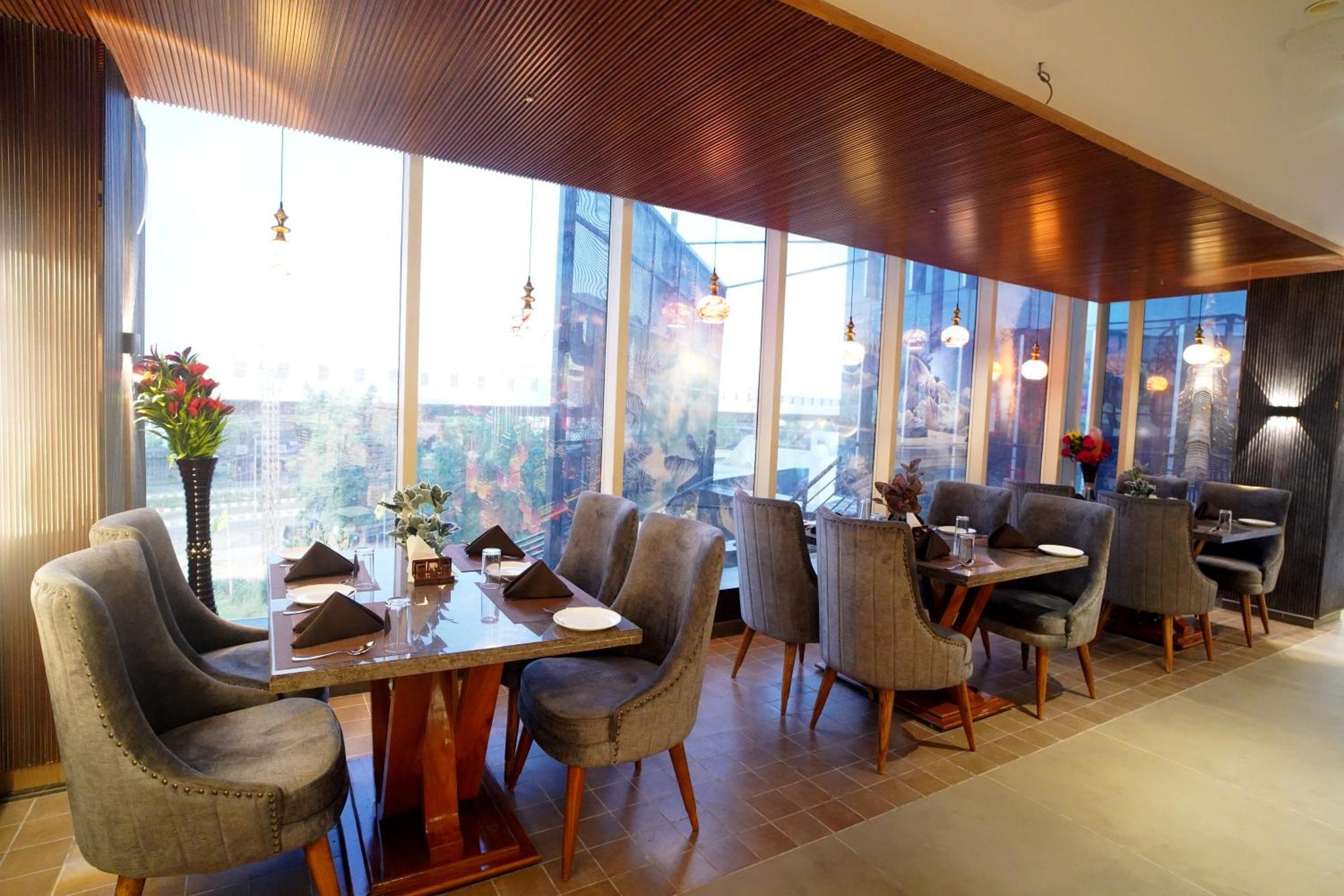 Hotel Sakura Gold Ґурґаон Екстер'єр фото
