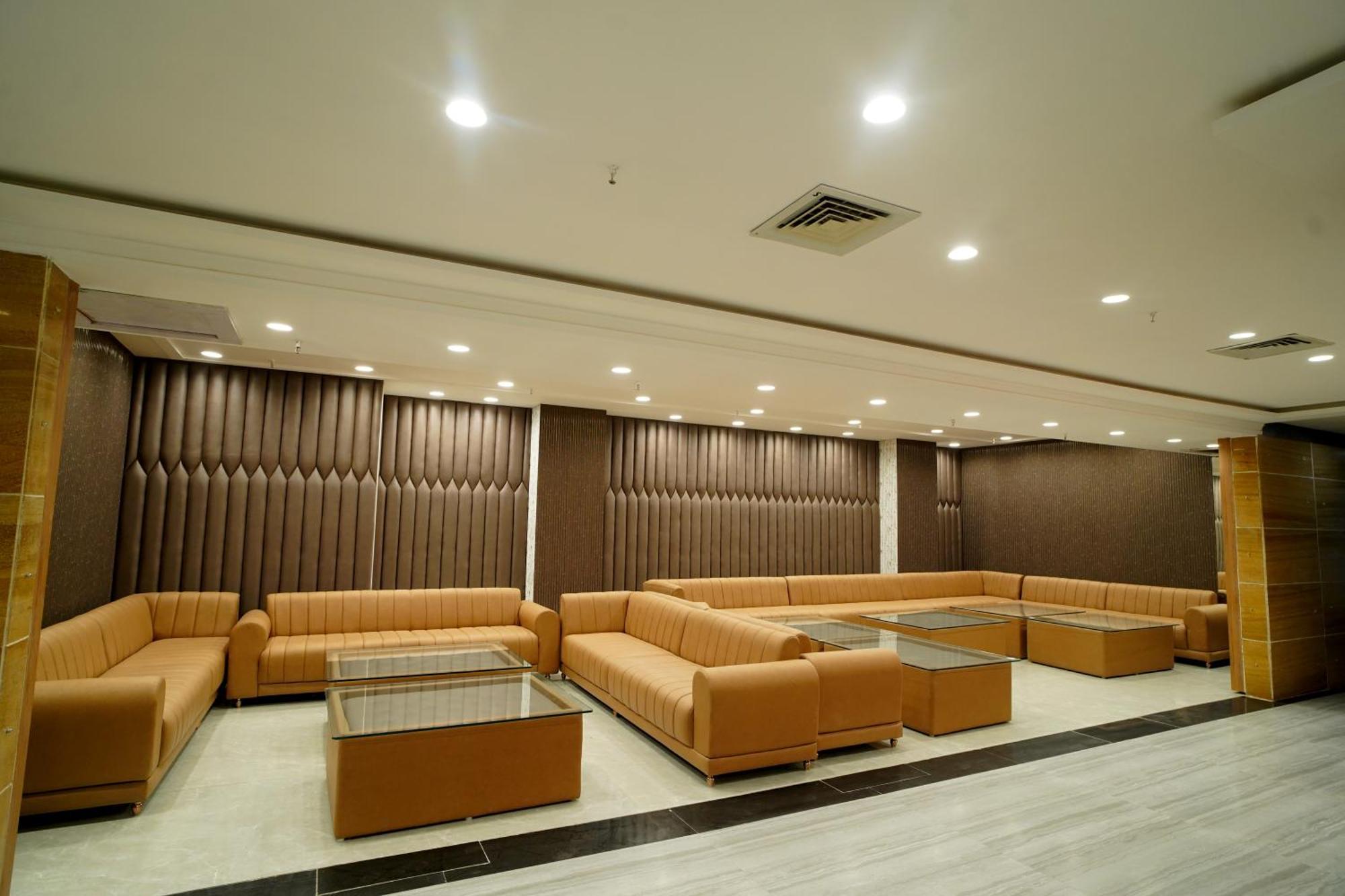 Hotel Sakura Gold Ґурґаон Екстер'єр фото