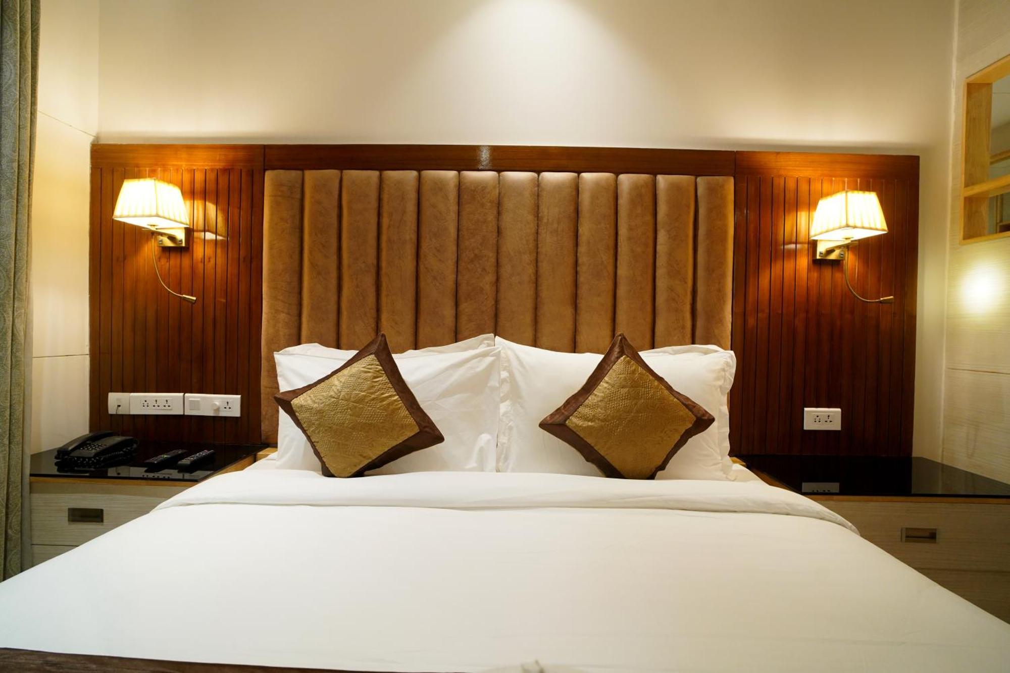 Hotel Sakura Gold Ґурґаон Екстер'єр фото