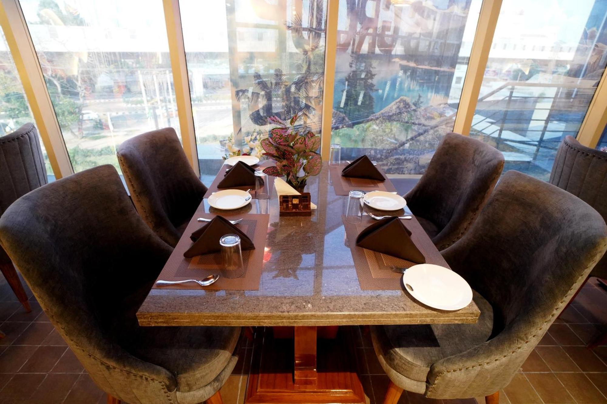 Hotel Sakura Gold Ґурґаон Екстер'єр фото