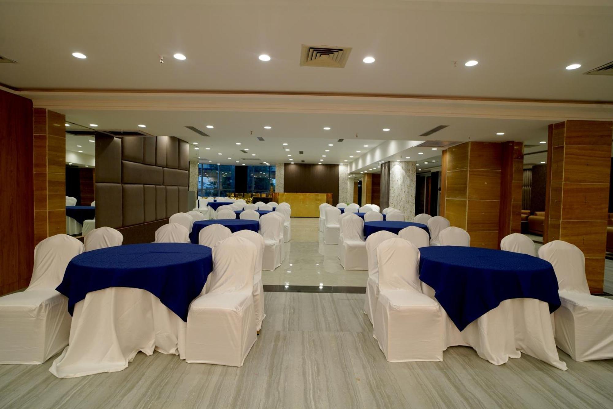 Hotel Sakura Gold Ґурґаон Екстер'єр фото