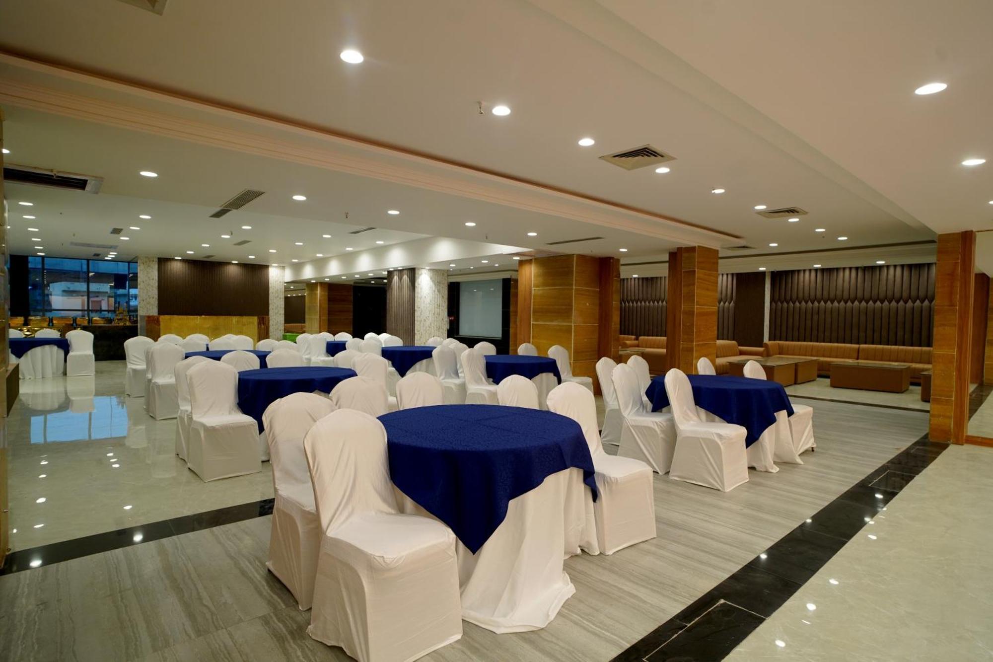 Hotel Sakura Gold Ґурґаон Екстер'єр фото
