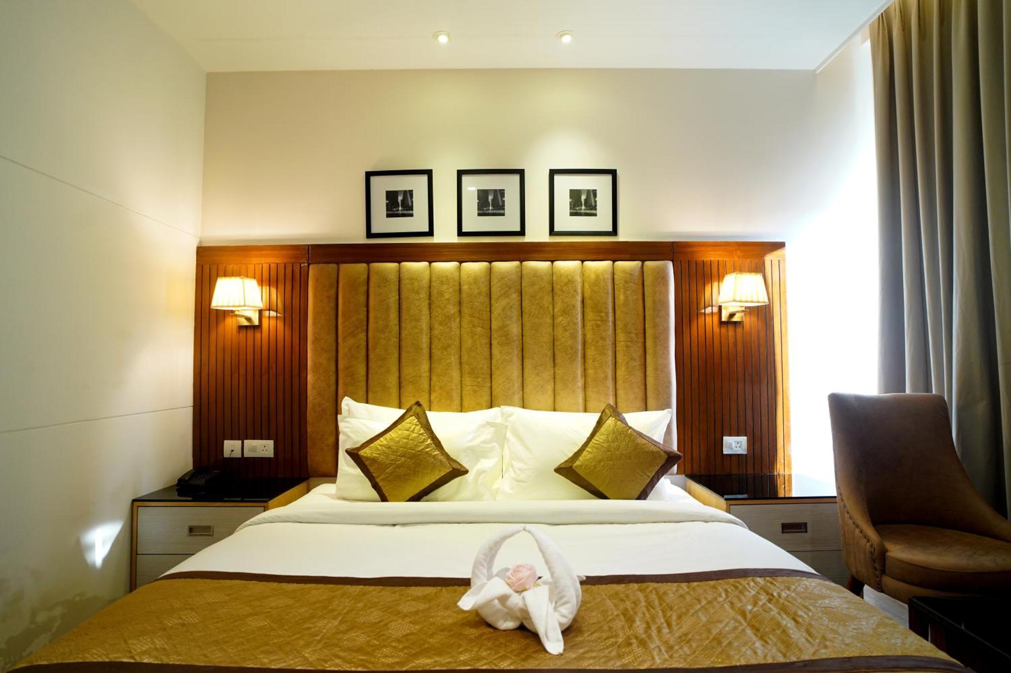 Hotel Sakura Gold Ґурґаон Екстер'єр фото