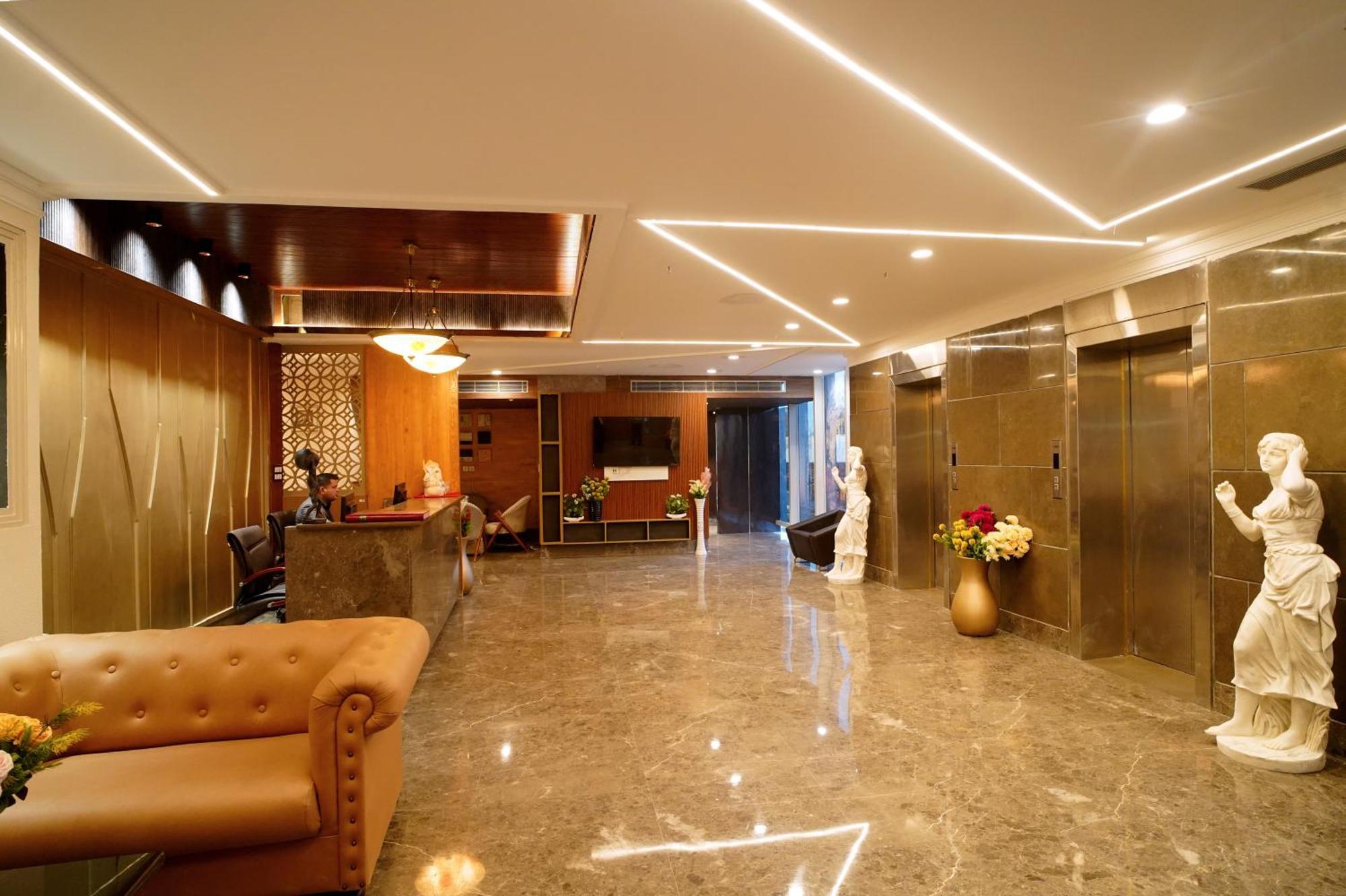 Hotel Sakura Gold Ґурґаон Екстер'єр фото