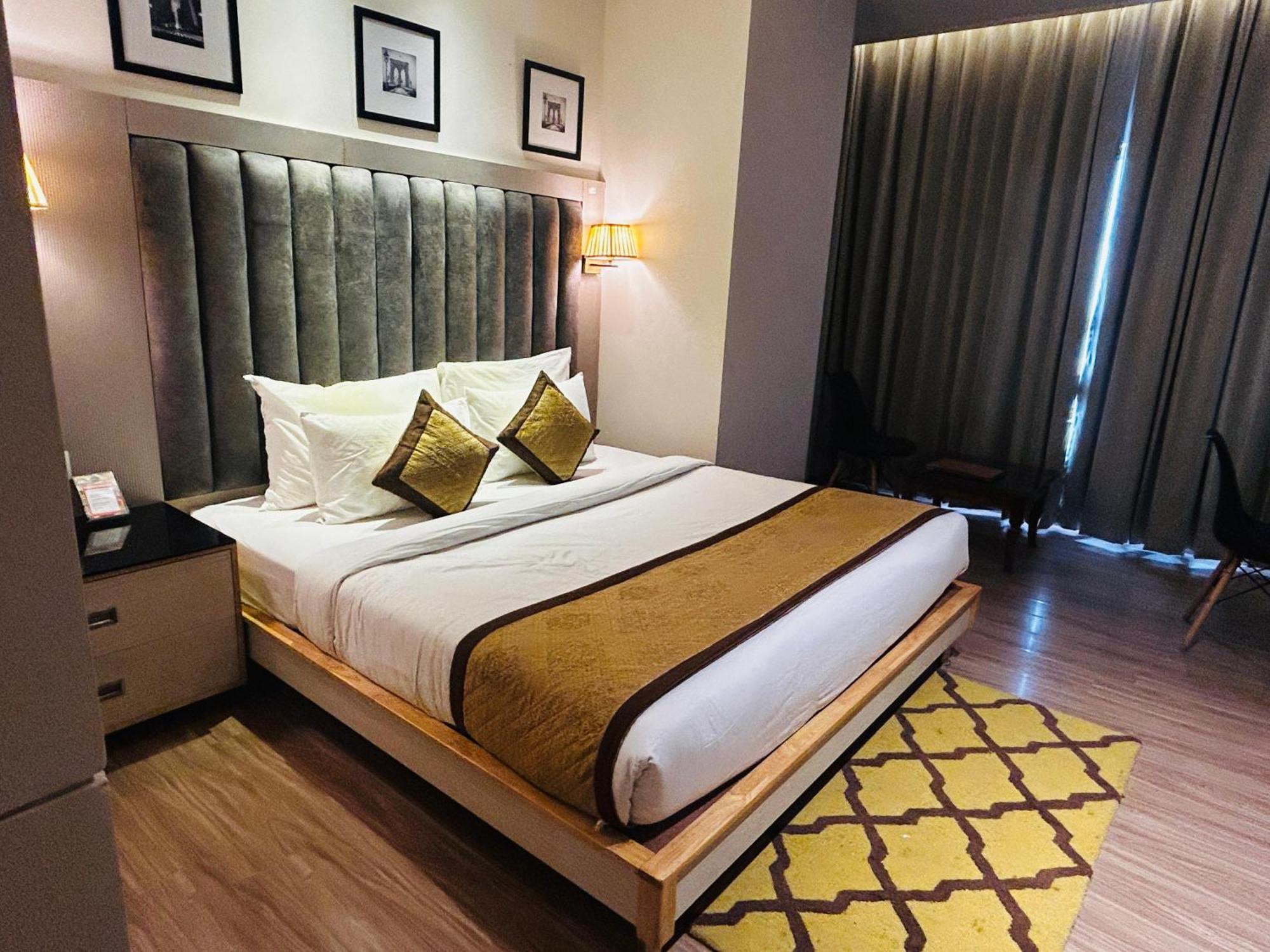 Hotel Sakura Gold Ґурґаон Екстер'єр фото