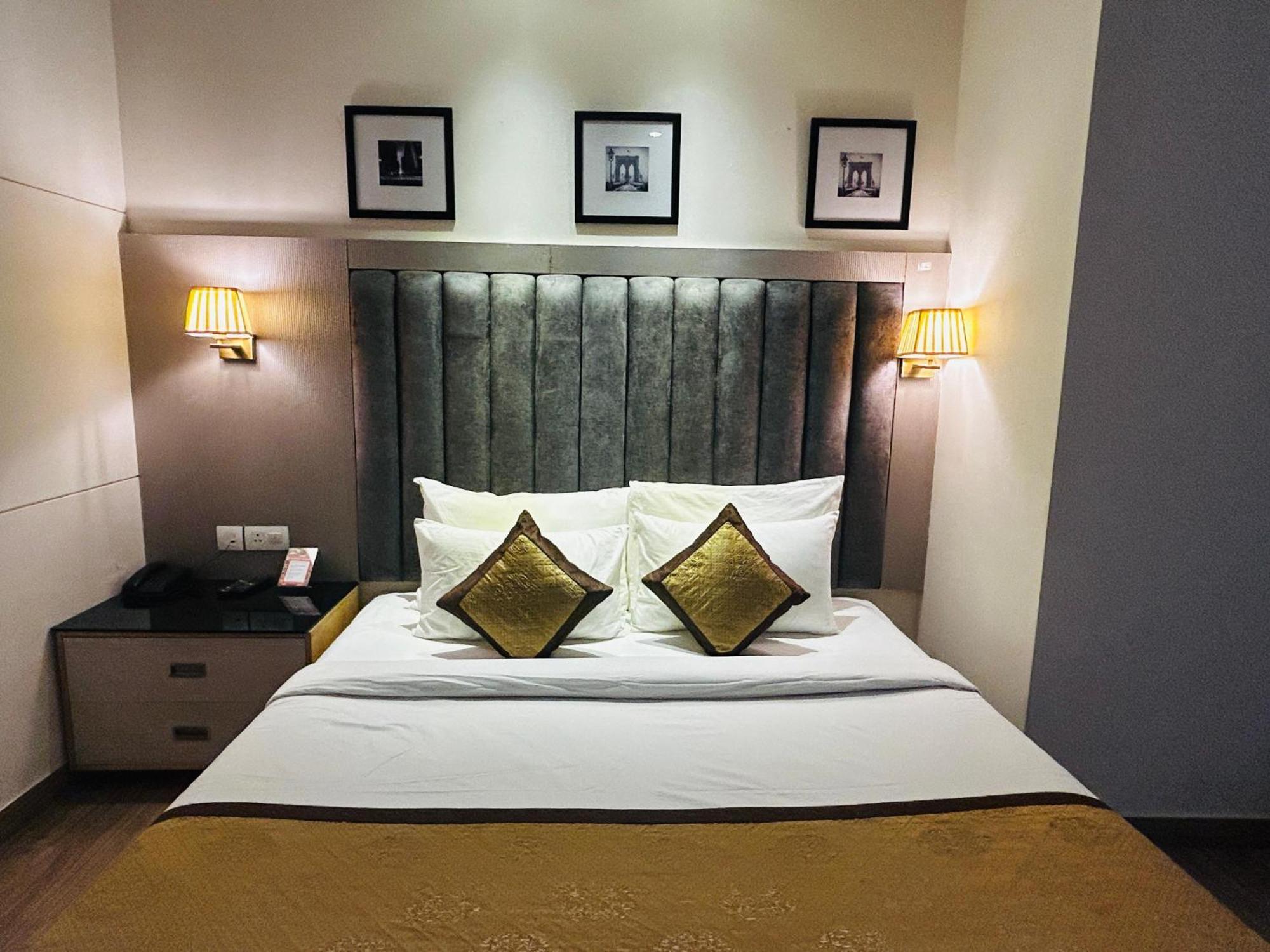 Hotel Sakura Gold Ґурґаон Екстер'єр фото