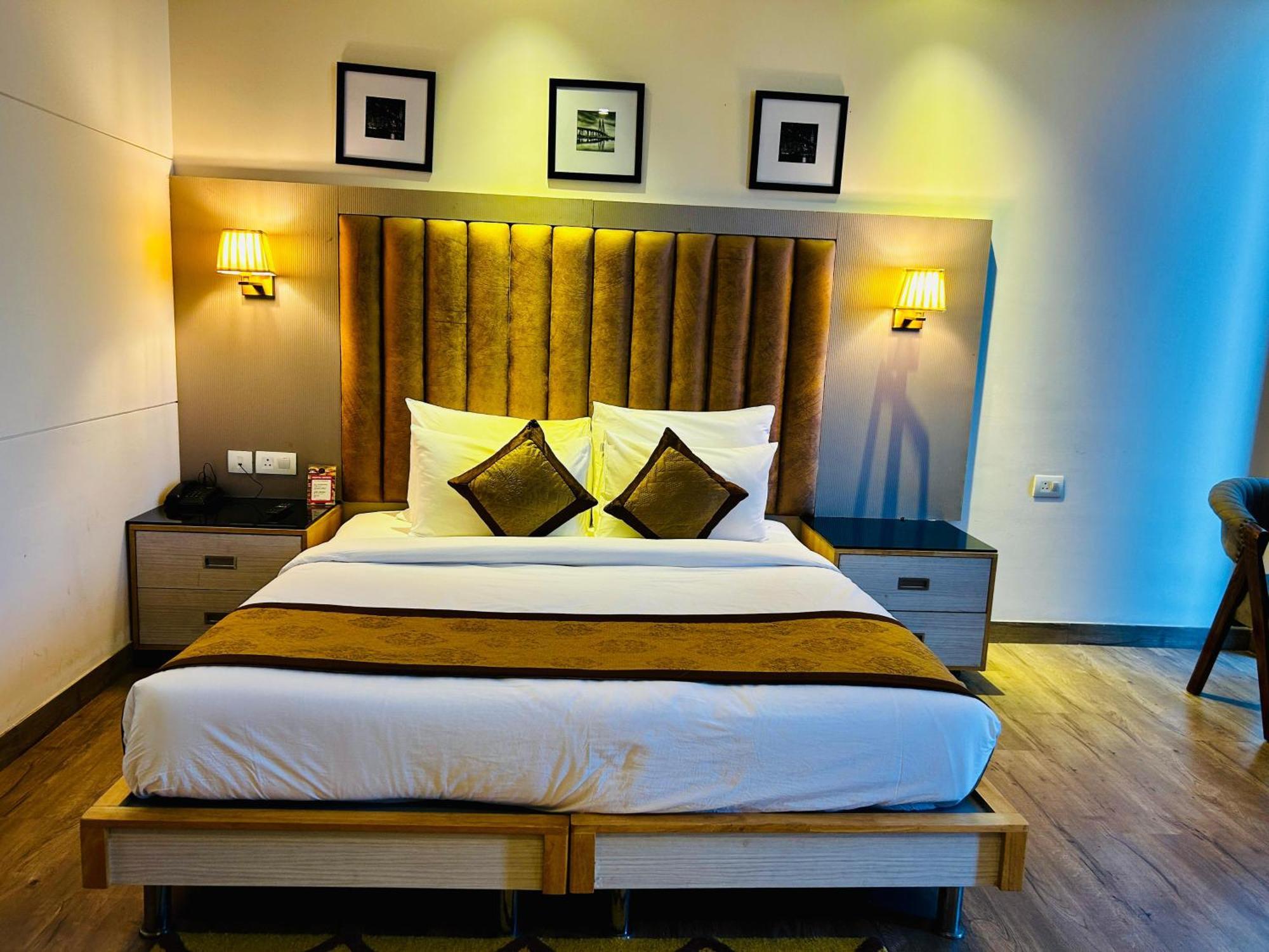 Hotel Sakura Gold Ґурґаон Екстер'єр фото