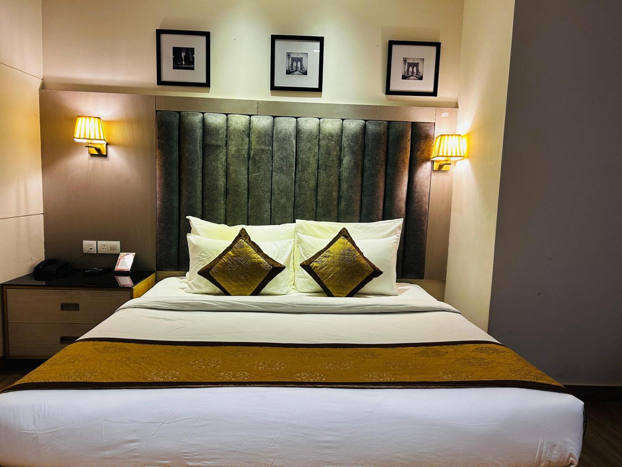 Hotel Sakura Gold Ґурґаон Екстер'єр фото