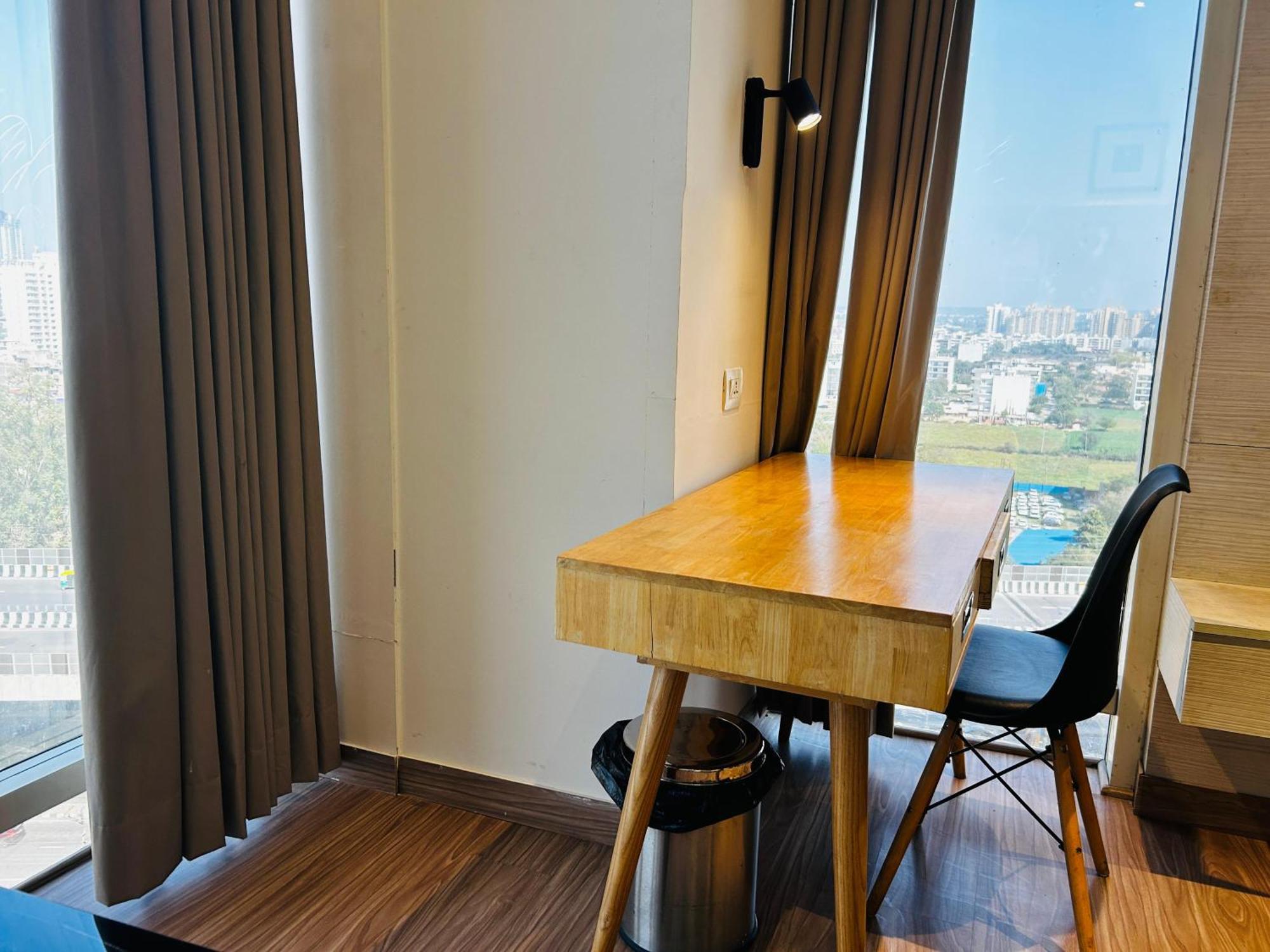 Hotel Sakura Gold Ґурґаон Екстер'єр фото