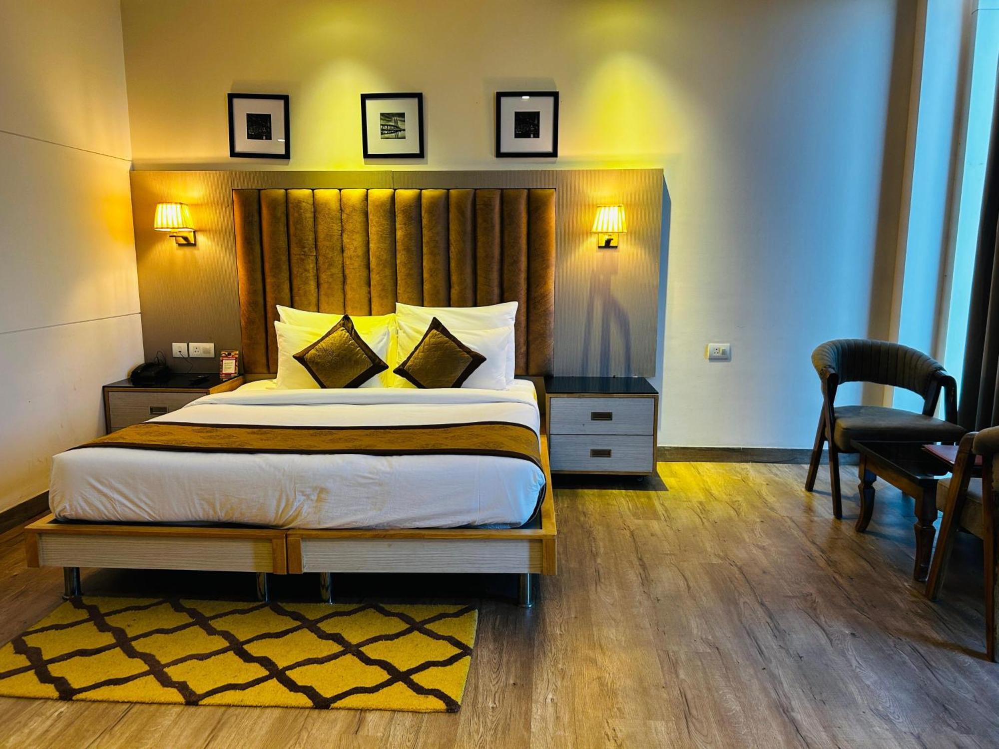 Hotel Sakura Gold Ґурґаон Екстер'єр фото