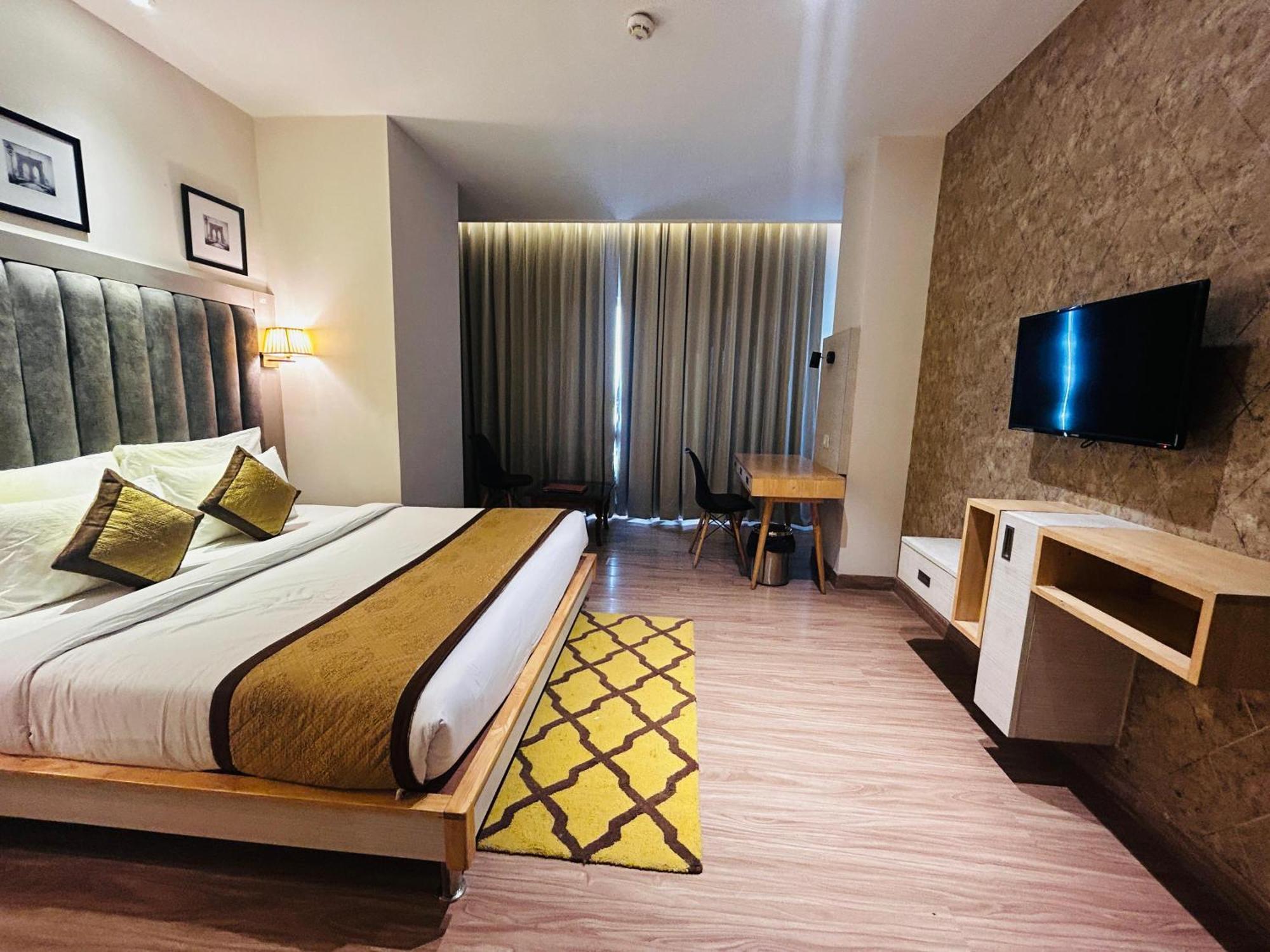 Hotel Sakura Gold Ґурґаон Екстер'єр фото