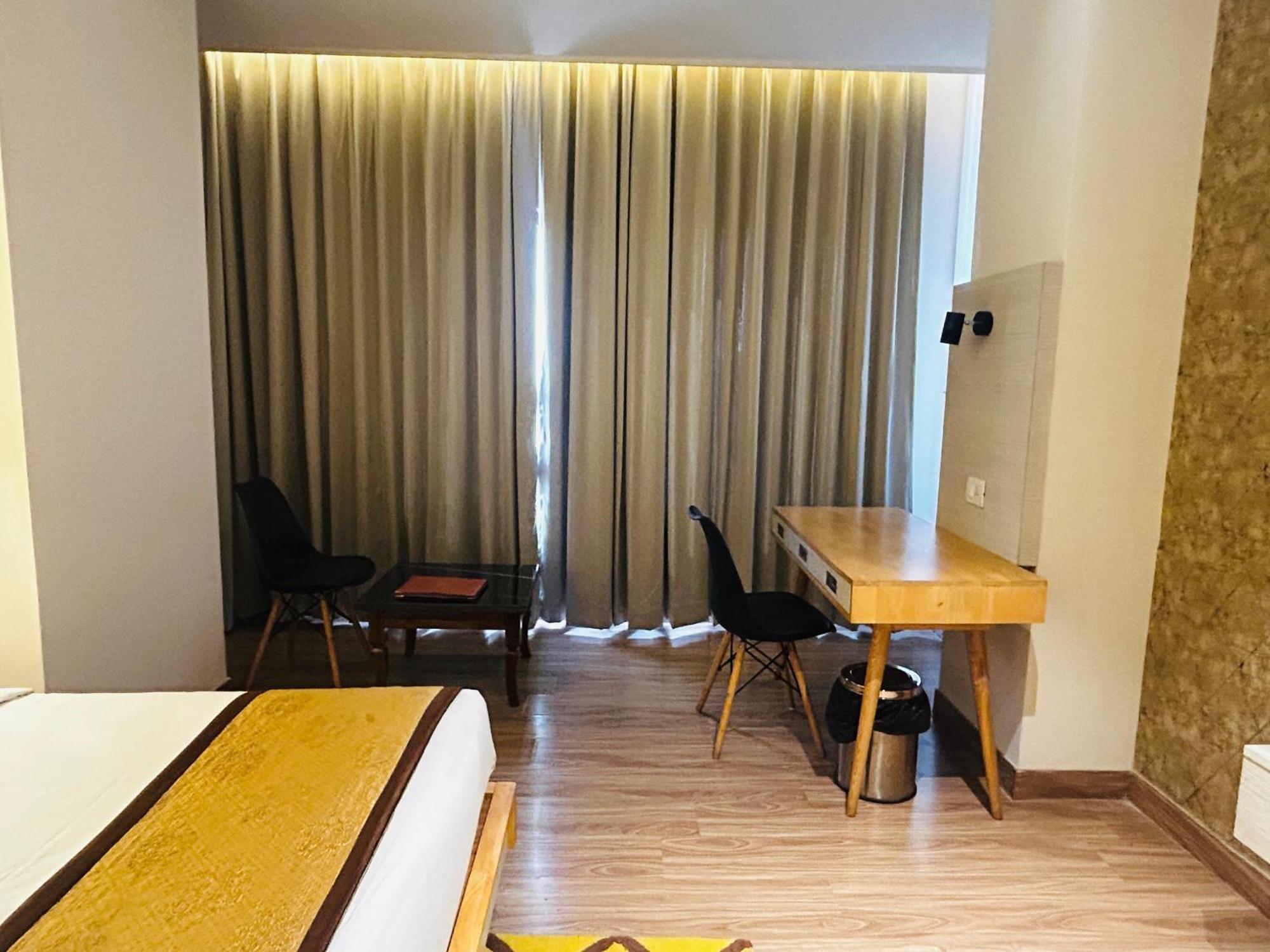 Hotel Sakura Gold Ґурґаон Екстер'єр фото