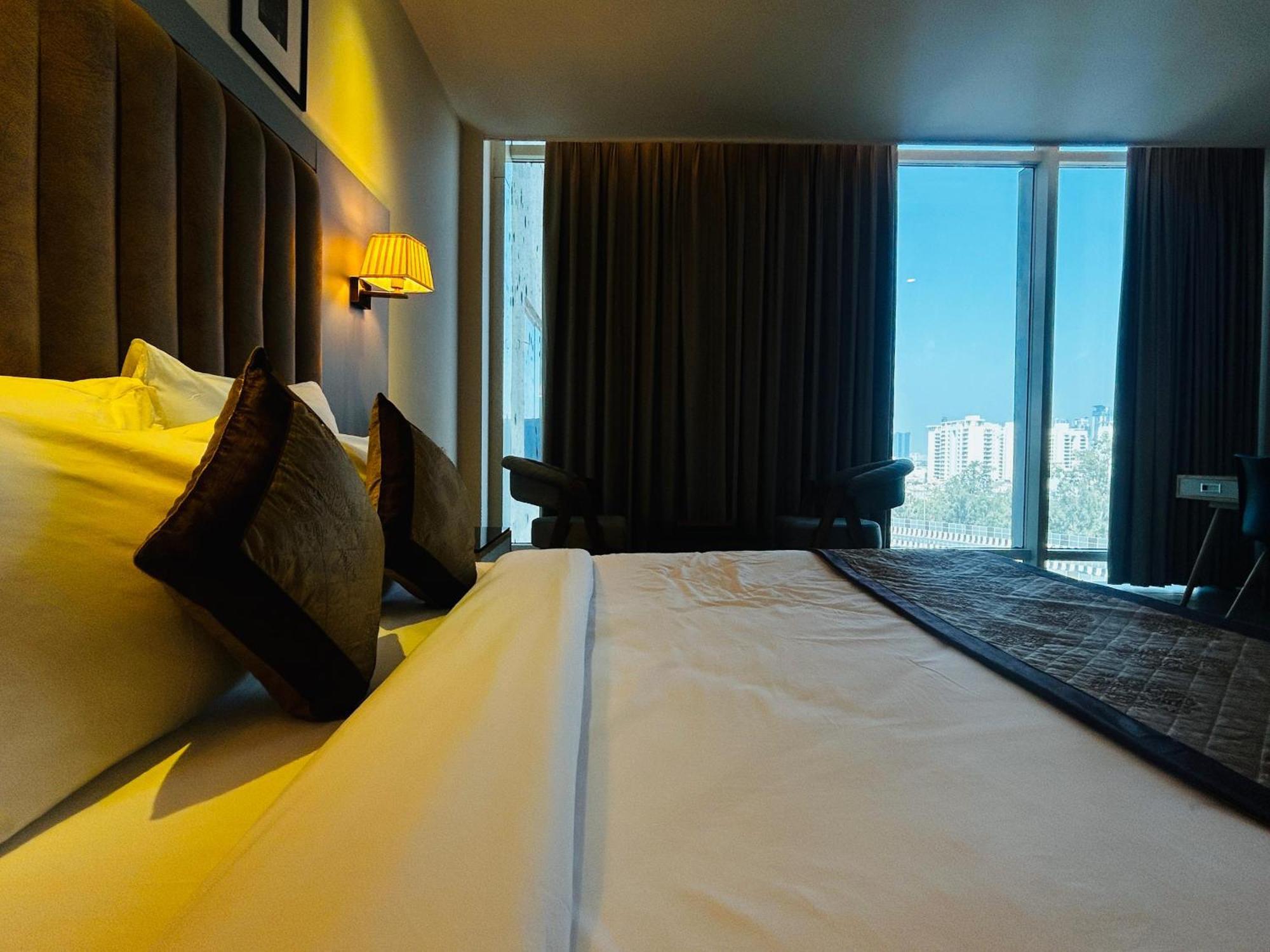 Hotel Sakura Gold Ґурґаон Екстер'єр фото