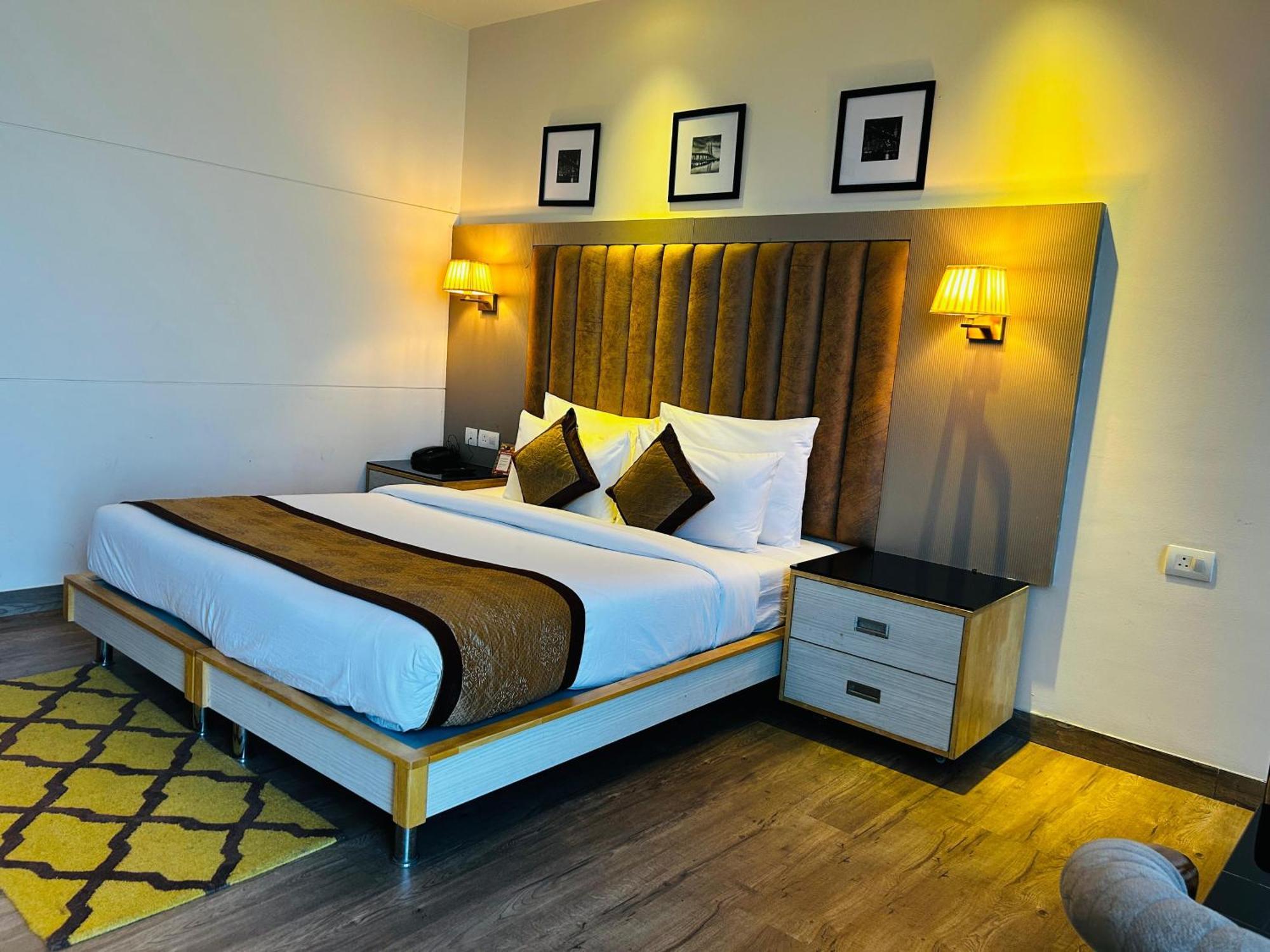 Hotel Sakura Gold Ґурґаон Екстер'єр фото