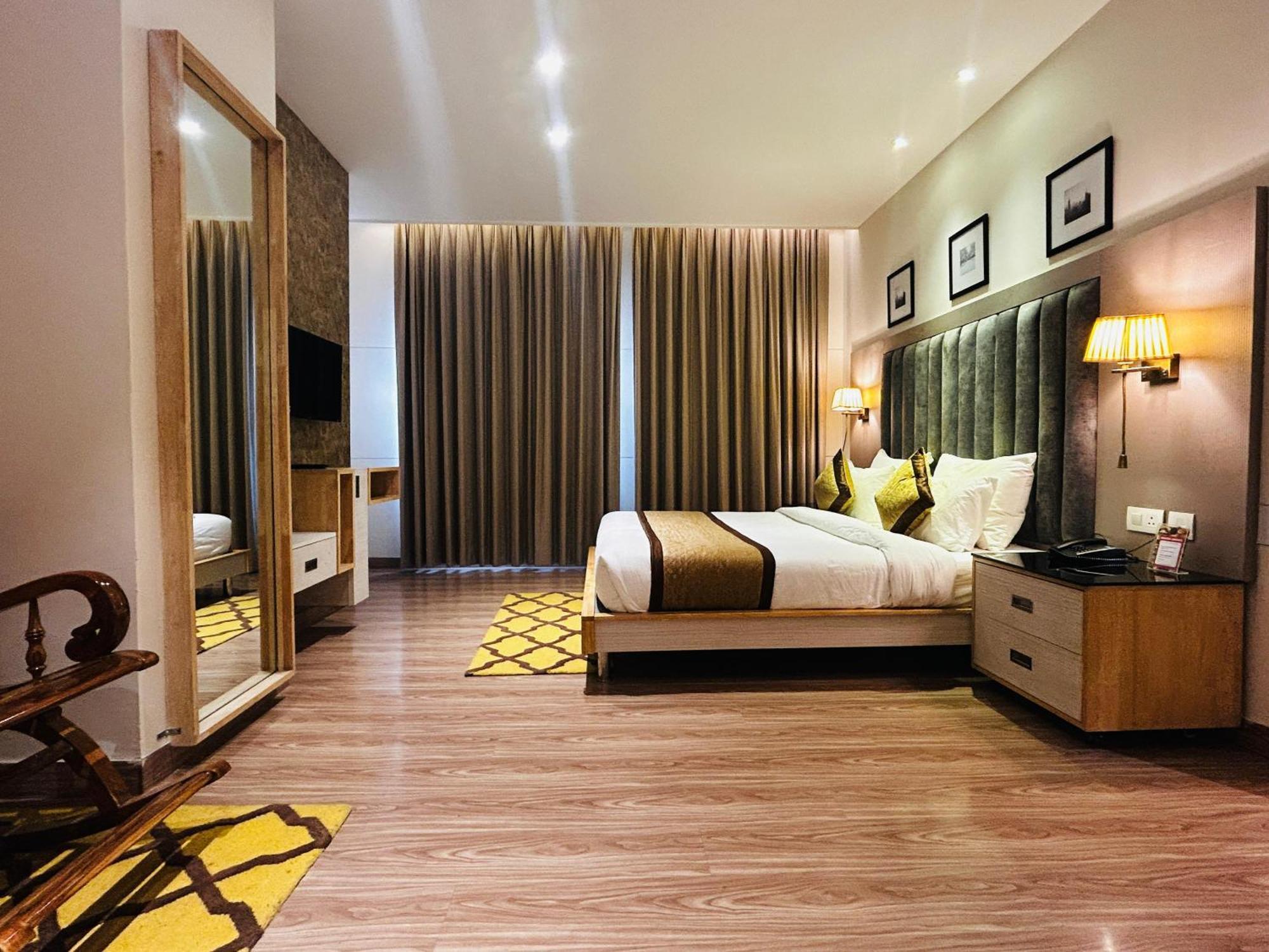 Hotel Sakura Gold Ґурґаон Екстер'єр фото