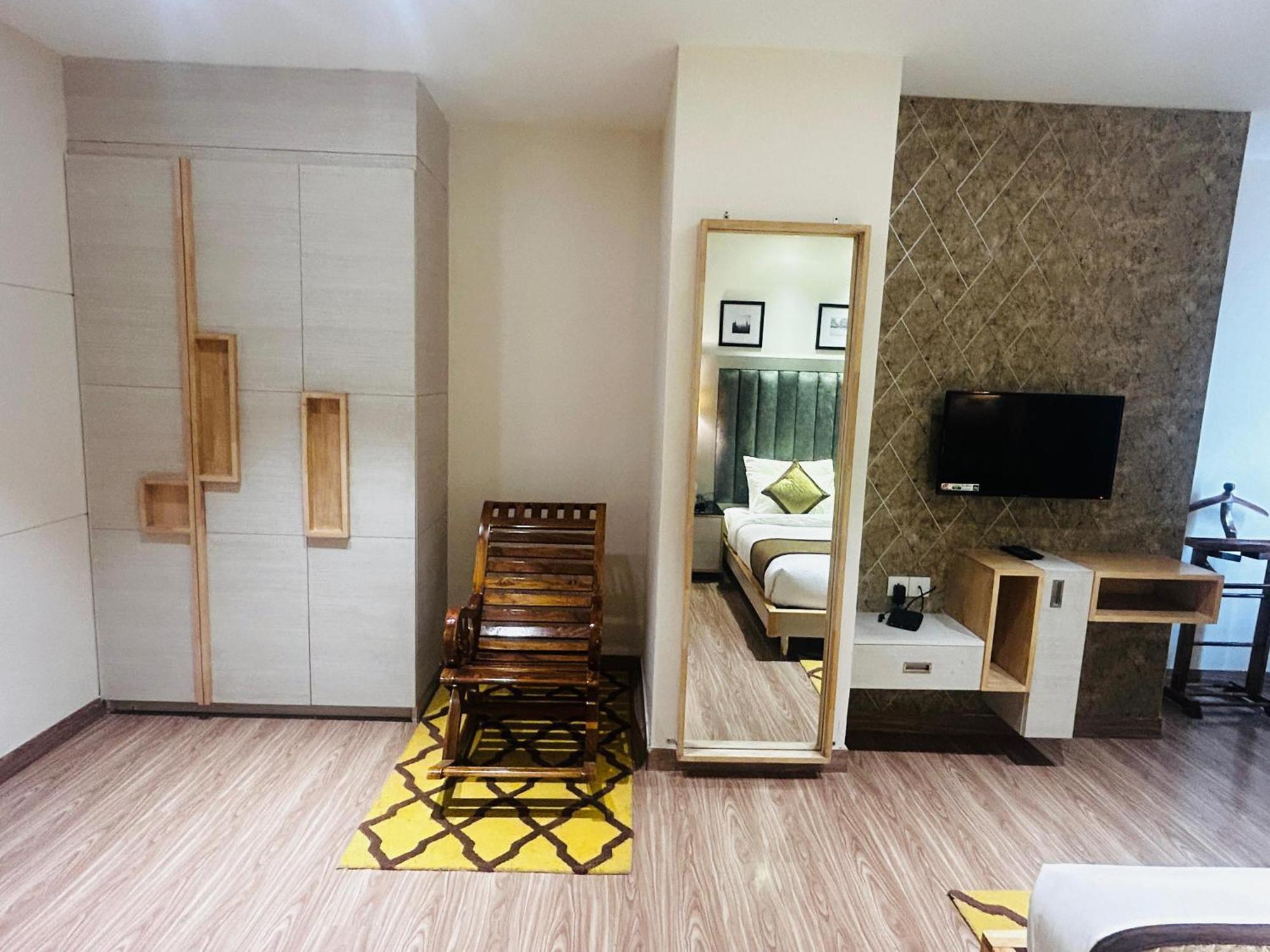Hotel Sakura Gold Ґурґаон Екстер'єр фото