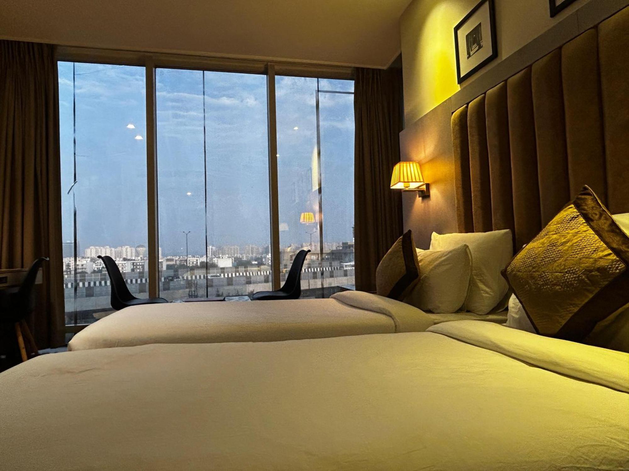 Hotel Sakura Gold Ґурґаон Екстер'єр фото