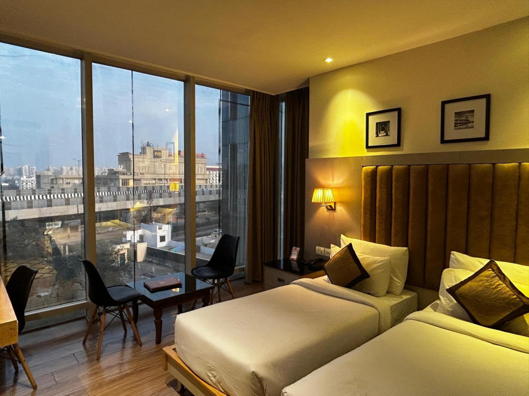 Hotel Sakura Gold Ґурґаон Екстер'єр фото