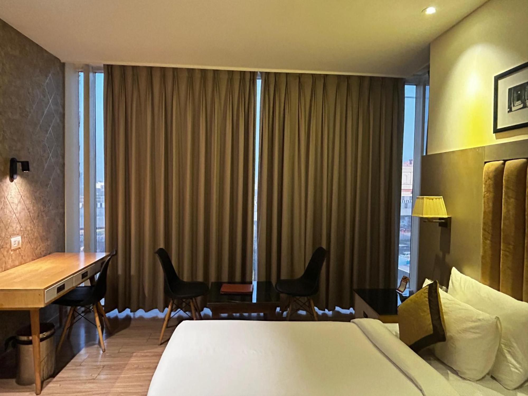 Hotel Sakura Gold Ґурґаон Екстер'єр фото