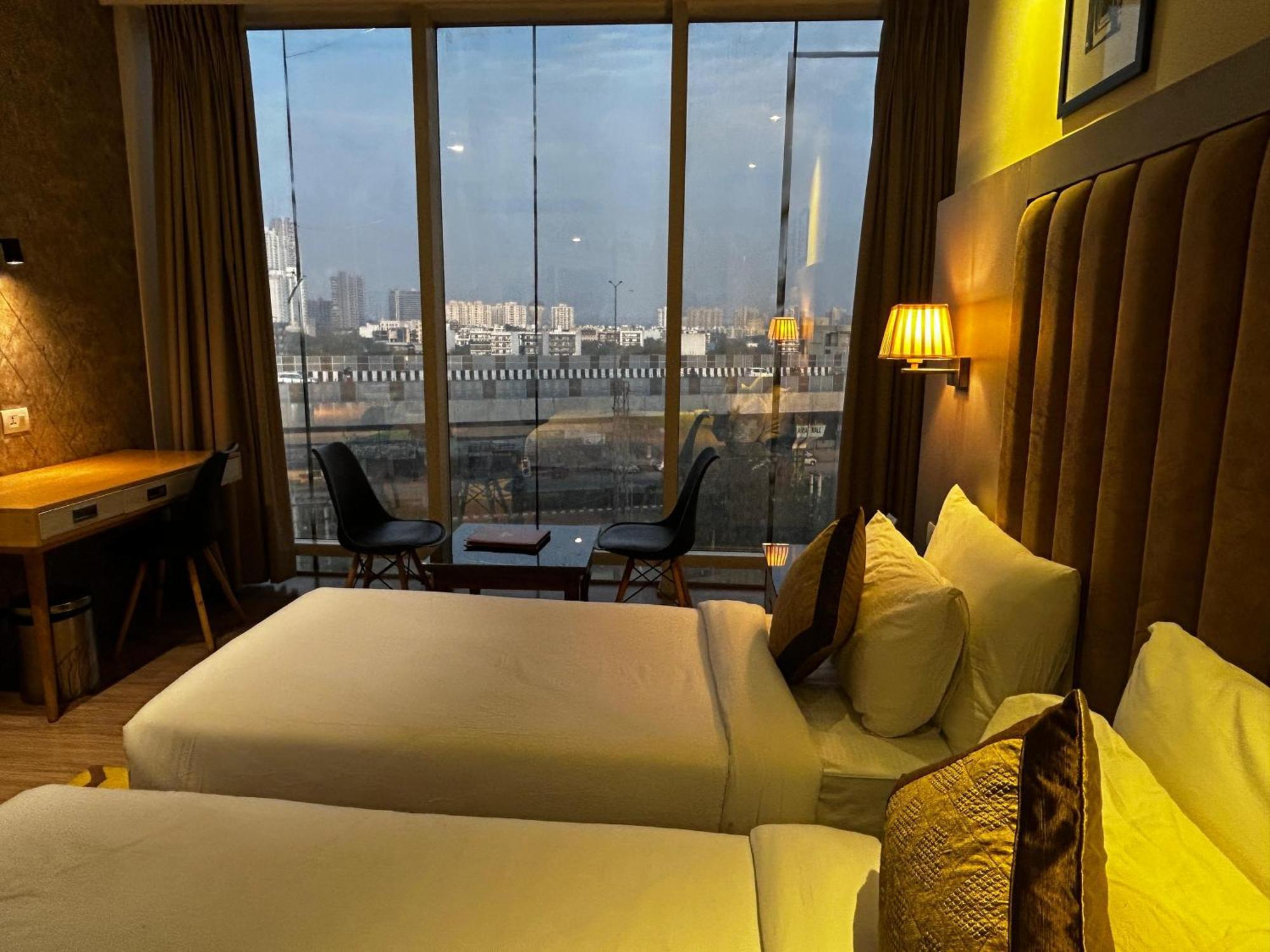Hotel Sakura Gold Ґурґаон Екстер'єр фото
