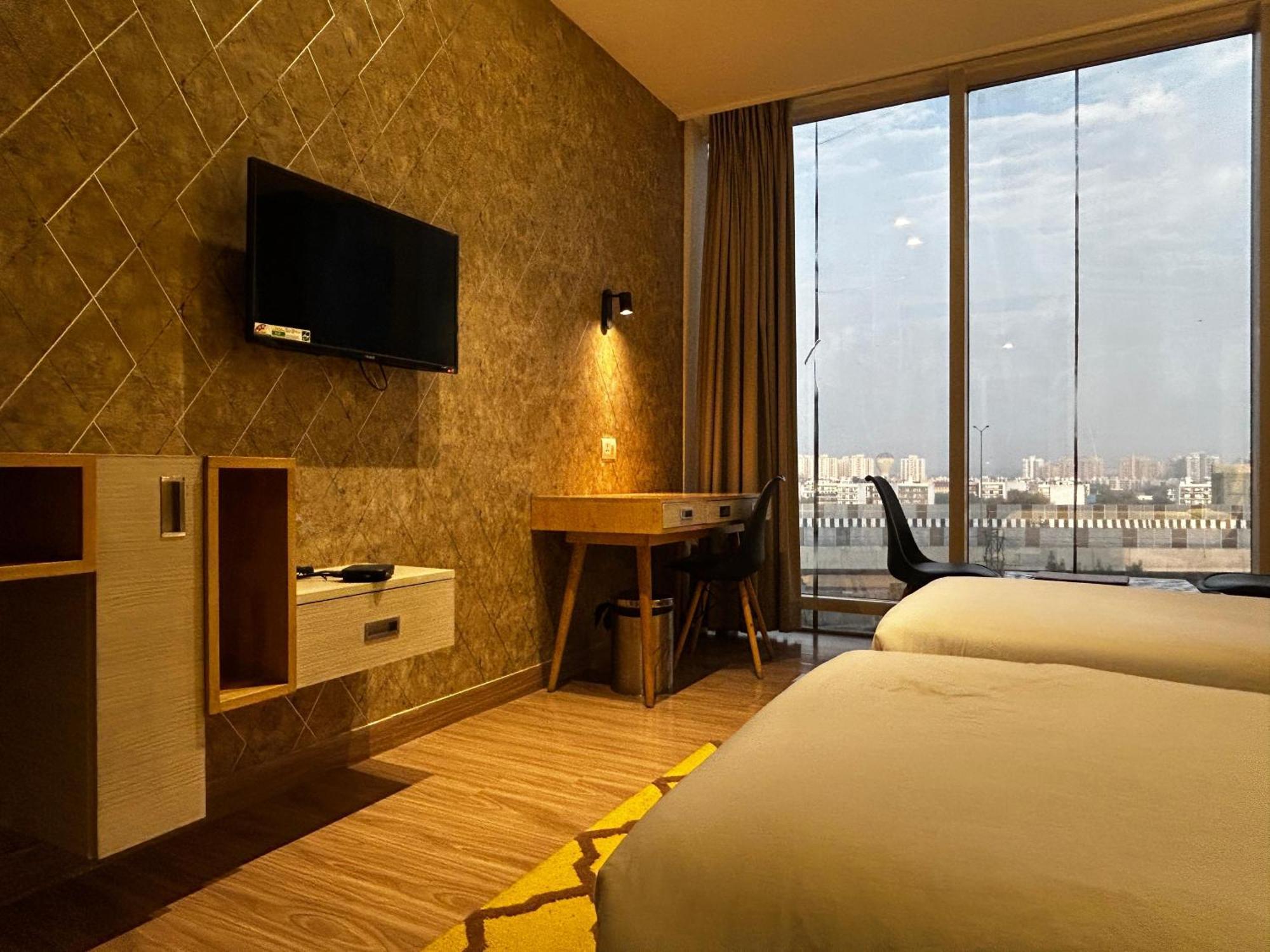 Hotel Sakura Gold Ґурґаон Екстер'єр фото